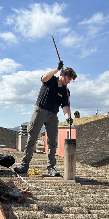 tectnoco de lasua deshollinados realizando limpieza profesional de chimenea de leña el vivienda en navarra