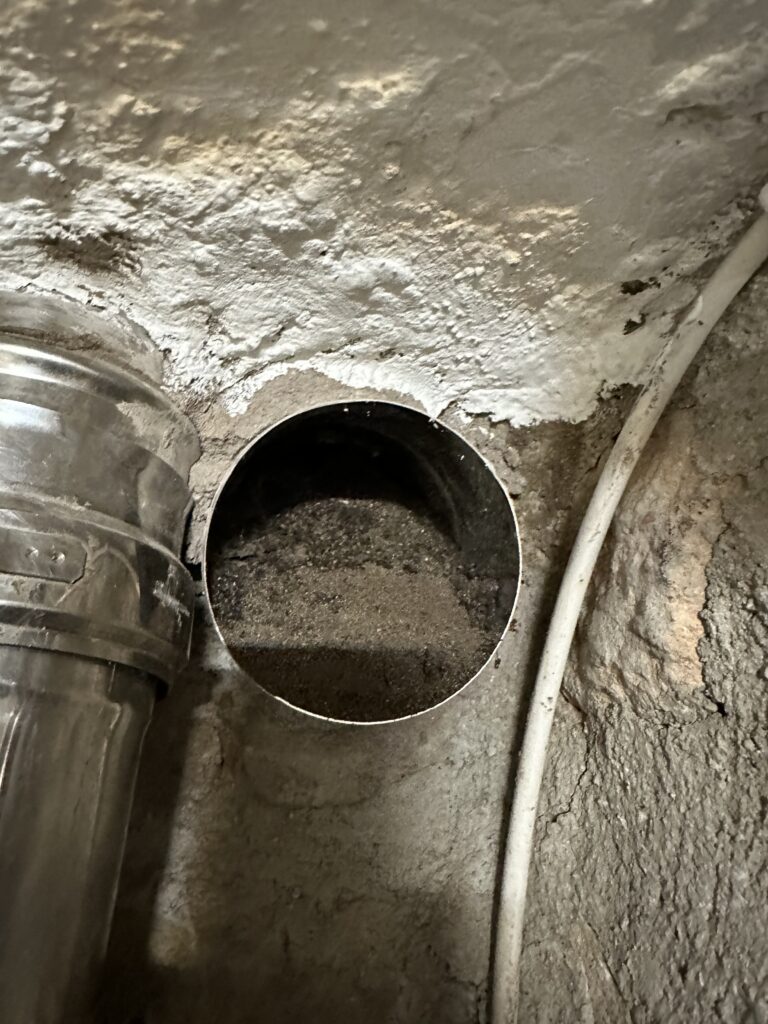 Interior de un conducto de chimenea de obra tras el deshollinado profesional