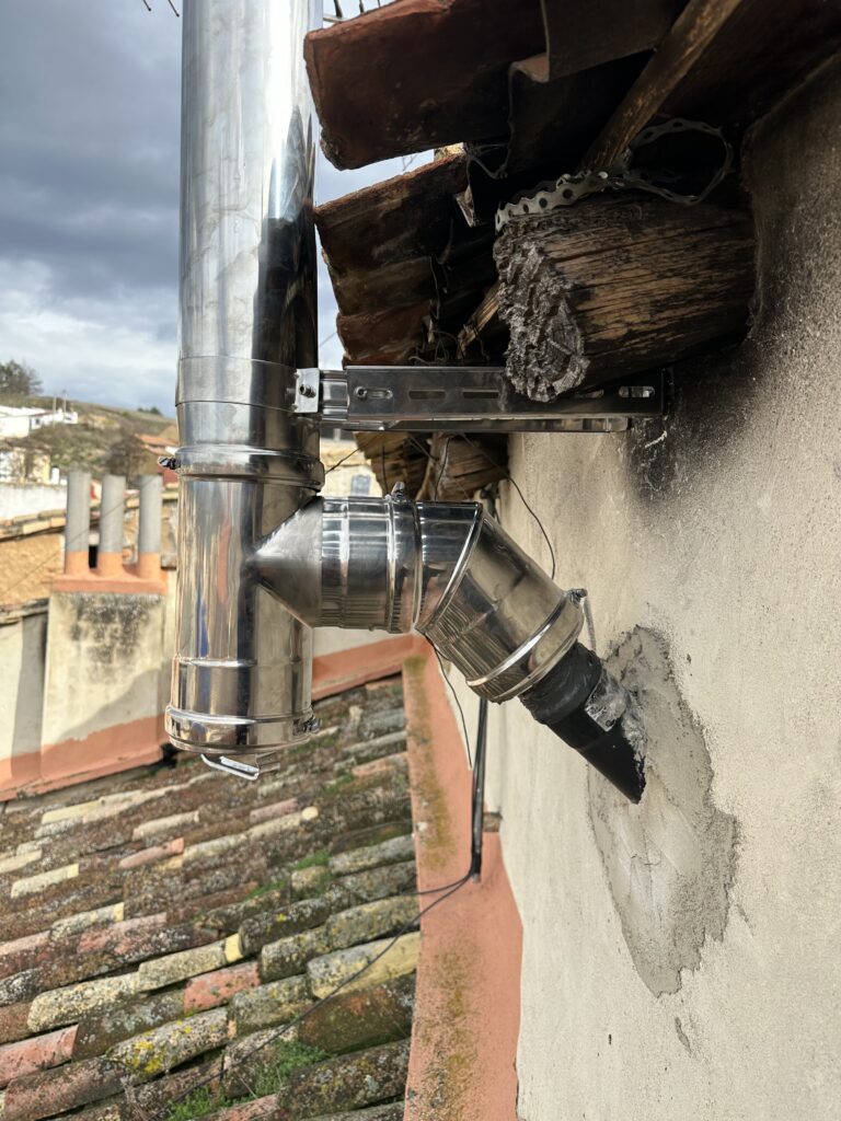 Instalación de estufas de leña y pellet Conducto de humos de acero inoxidable instalado en fachada