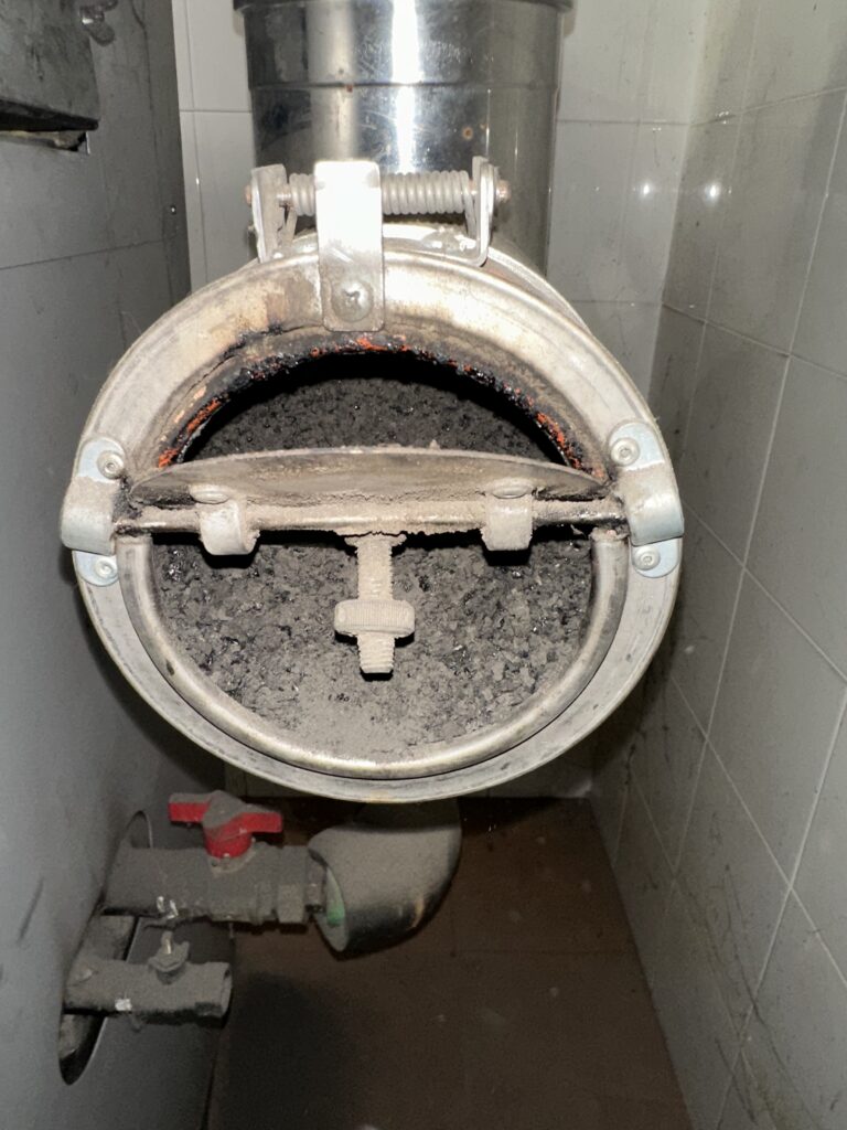 Conducto de extraccion de humos en instalacion profesional
