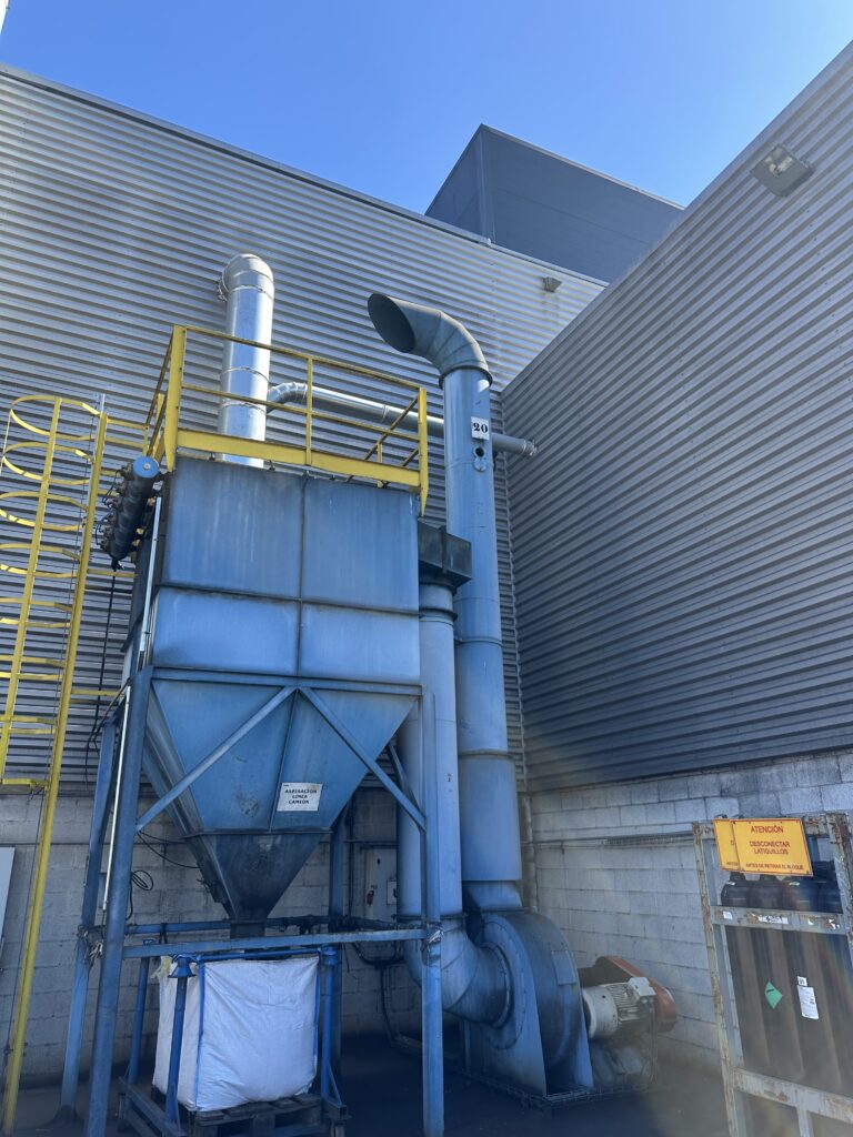 Instalacion de caldera de biomasa industrial con silo de almacenamiento