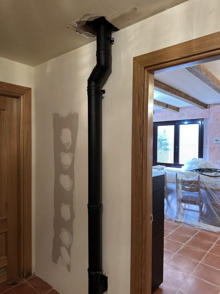 Instalación de estufas de leña y pellet Tubo de evacuacion de humos instalado por el interior de una vivienda