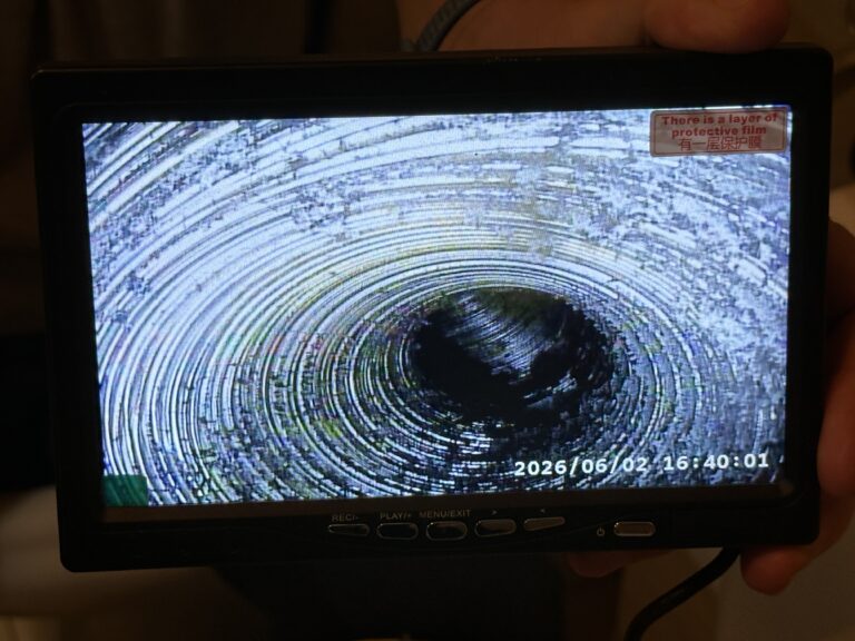 Pantalla de camara de inspeccion mostrando el interior de un conducto de chimenea