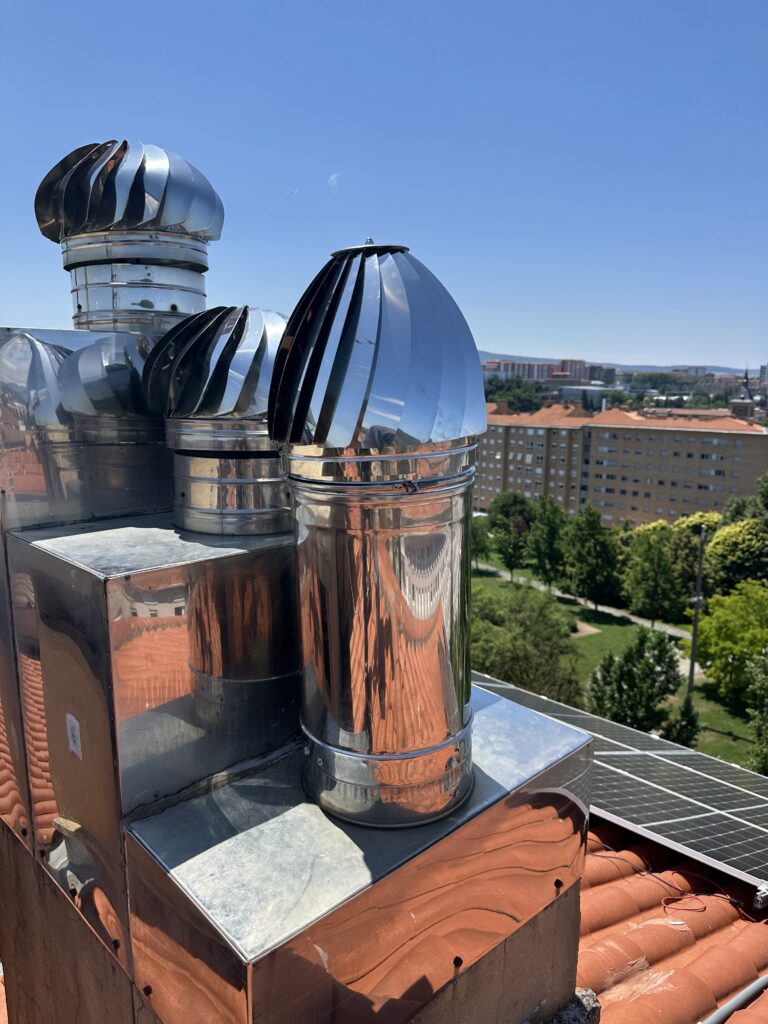 Sombreretes y remates de chimenea de acero inoxidable instalados en un tejado