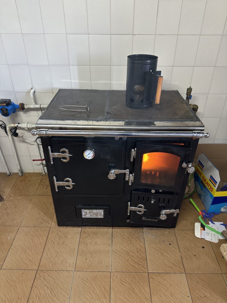 Cocina de lena encendida y en funcionamiento tras la revision de Lasua